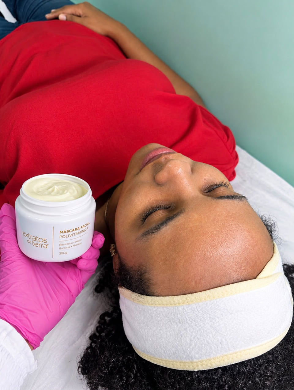 Registro de atendimento facial com produto de cuidado apresentado