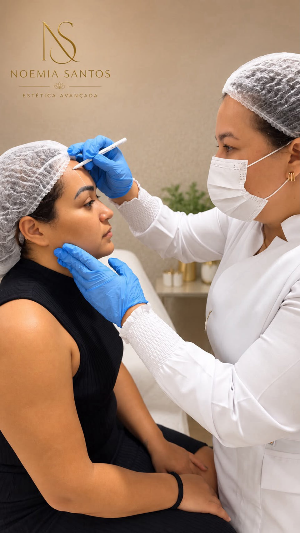Avaliação inicial para planejamento estratégico de toxina botulínica (botox), com profissional usando máscara, touca e luvas